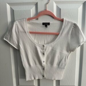 🎀 White cropped button up cardigan tee. 👚